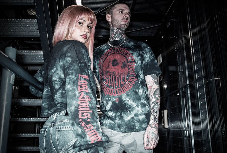 Lost Souls / Lost Souls combines youthful streetwear styles with a dark, modern aesthetic. Deep tie-dye washes in black and red meet raw-looking graphics and striking prints, lending each piece a mystical intensity.The collection features precise, contemporary cuts: T-shirts, hoodies, jumpers, cropped tops and joggers create urban silhouettes that look casual, modern and full of character. Textured details, patches and wash effects enhance the individual look. / Discover now!