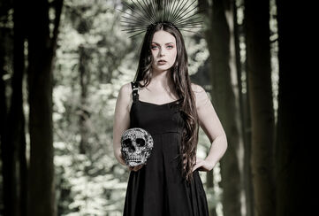 Gothic Women / Discover now!