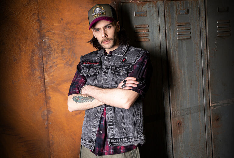 Free Spirit / The Free Spirit collection brings a fresh vintage vibe to your style: a mix of striking vintage and rockabilly aesthetics, enhanced with eye-catching animal prints and a modern oil wash finish. Every look has a deliberately washed-out, authentic and rebellious feel &ndash; yet remains timeless.Classic motifs appear in a new light and are transformed into casual rockabilly statements. Added to this are selected pieces such as beach shorts, puffer styles, trucker caps with corduroy visors and matching belts that perfectly capture the free-spirited vibe.The focus is on shirts, T-shirts, tops and leggings, all with a genuine vintage look and feel, oil wash treatment and animal prints that define the collection's unmistakable retro character. / Discover now!