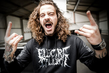 Up to 30% OFF merch from your favourite bands / Pick more. Get more OFF! / Shop smart!
