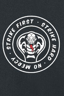 कोबरा काई द्वारा आधिकारिक तौर पर लाइसेंस प्राप्त बिग एंड टॉल पुरुषों की टी-शर्ट - सफेद पैच डिज़ाइन, काला रंग